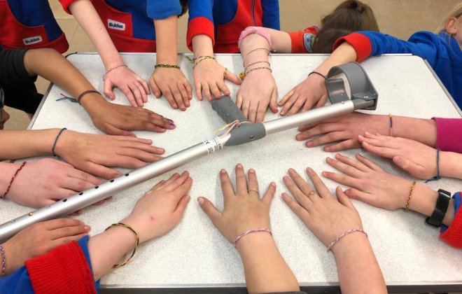 Guides' hands with crutch