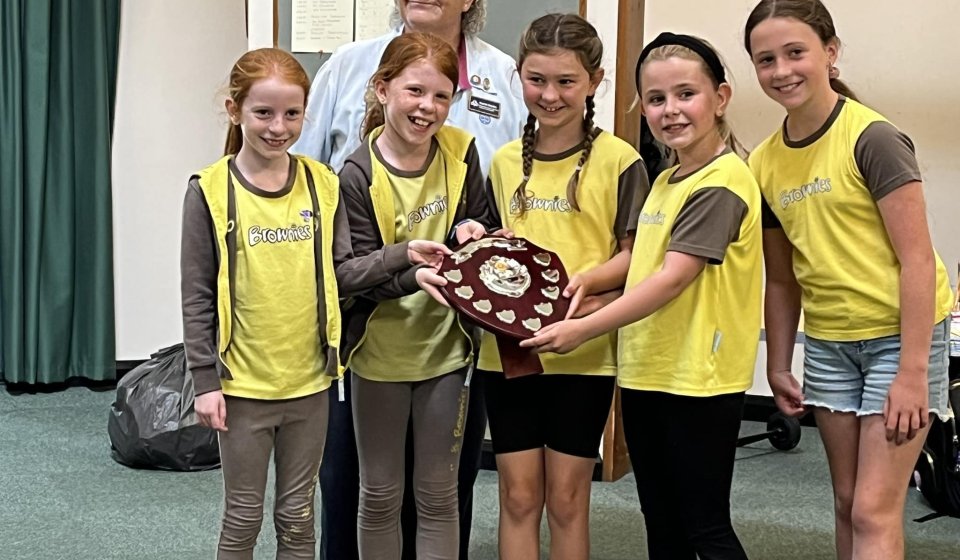 1st Thundersley Brownies with Dawn Crampin Challenge shield